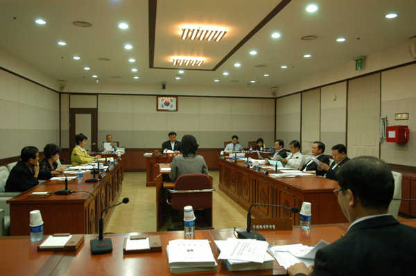 제172회 강남구의회 제1차정례회 운영위원회 회의 모습