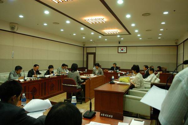 제172회 강남구의회 제1차정례회 재무건설위원회 회의 모습