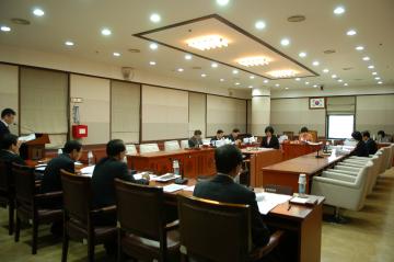 강남구의회 조례정비특별위원회 회의 장면