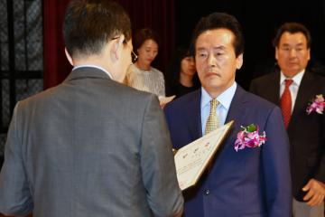 제8대 강남구의회의원 당선증 교부