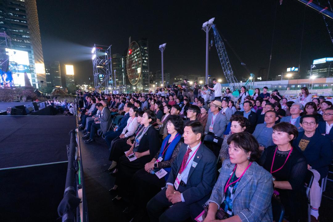 행사에 참석한 강남구의회 의원들이 개막제 행사를 관람하고 있다.