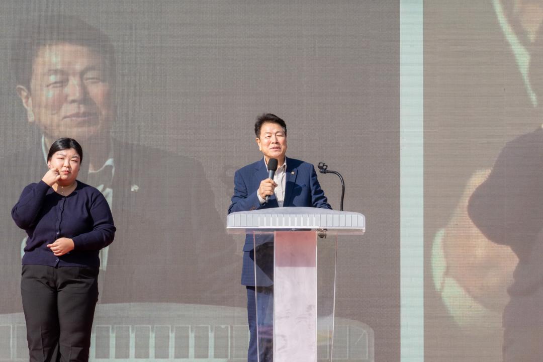 23일 열린

&lsquo;2025 강남구 장애인 한마음 운동회&rsquo;에서

이호귀 의장이 축사를 하고 있다.