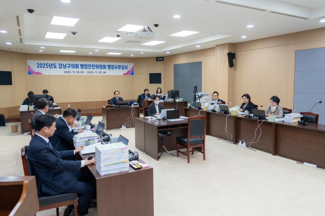 행정안전위원회 
행정사무감사 현장 전경