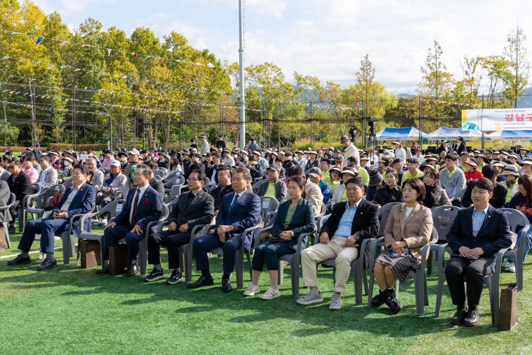 행사에 참여한 강남구의회 의원들

(첫 번째 줄 좌측에서 1번째 이호귀 의장,

3번째 복진경 부의장)