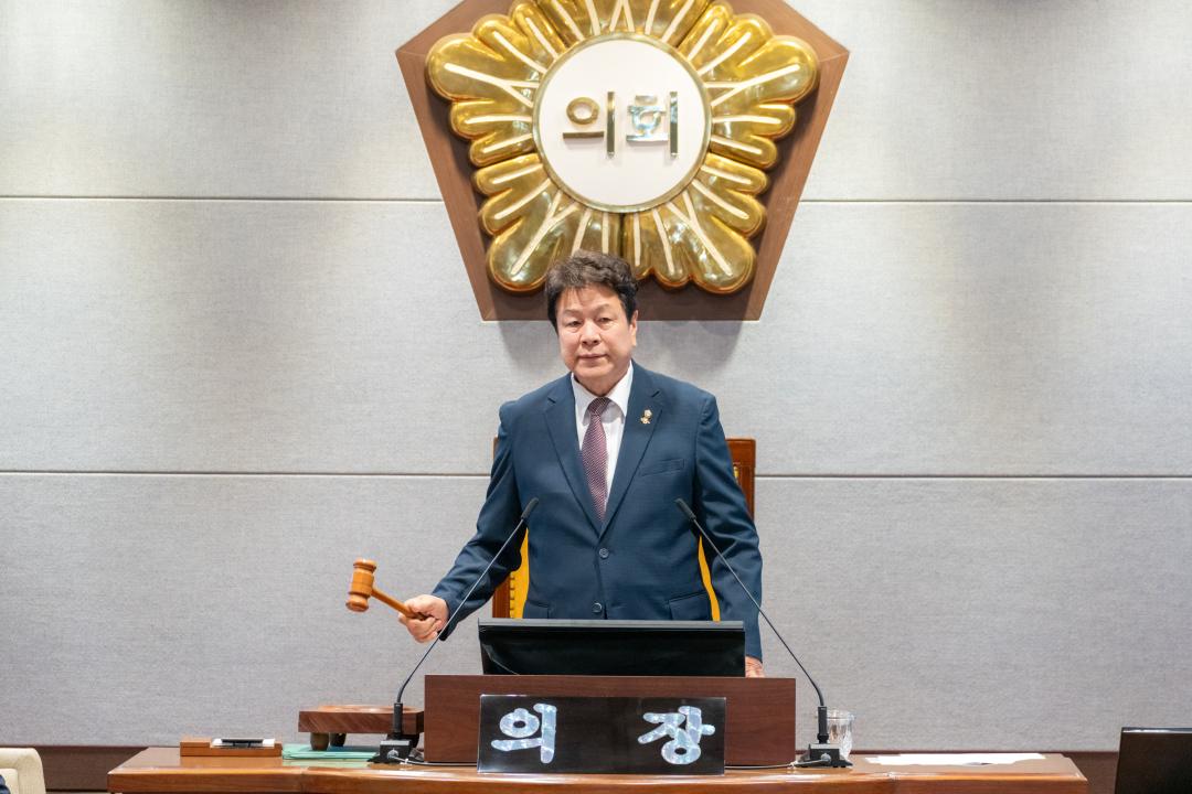 본회의를 진행하는 이호귀 의장 