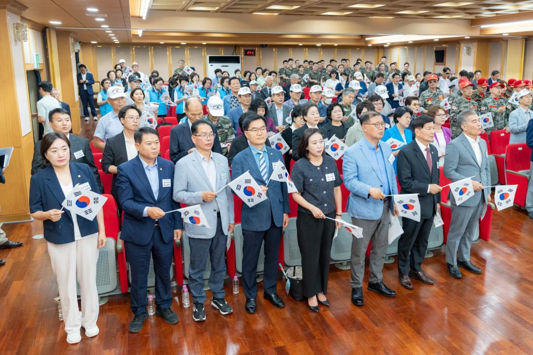 강남구의회 의원들이 참전용사들과 단체사진 촬영을 하고 있다.