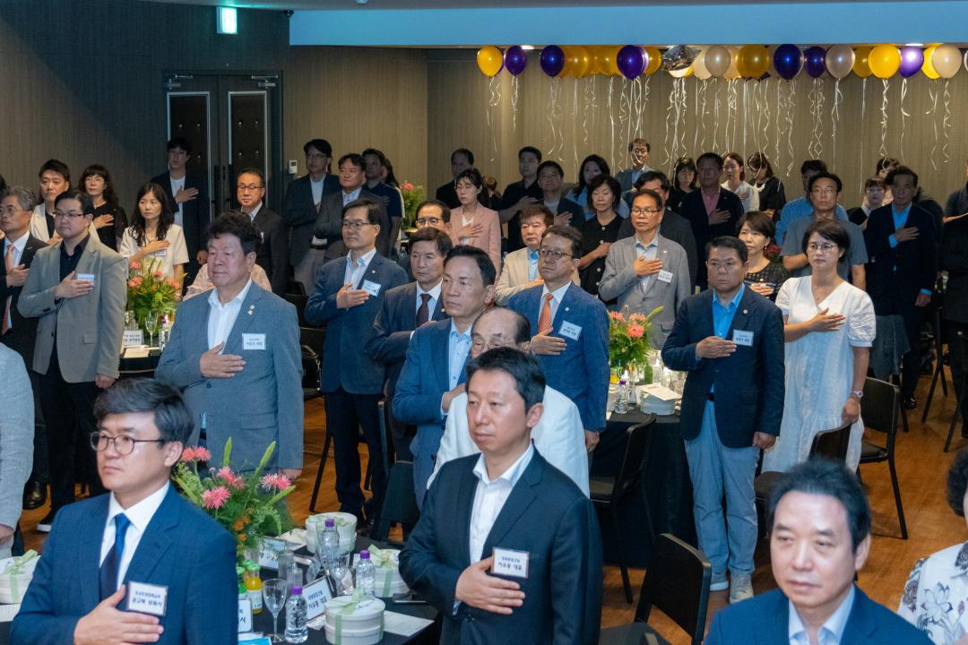행사에 참석한 강남구의회 의원들(첫 번째 줄 좌측에서 1번째 이호귀 의장, 전인수 의원, 윤석민 의원, 황영각 의원, 두 번째 줄 한윤수 의원, 강을석 행정안전위원장, 이동호 운영위원장, 복진경 부의장, 이도희 경제도시위원장, 김진경 의원)