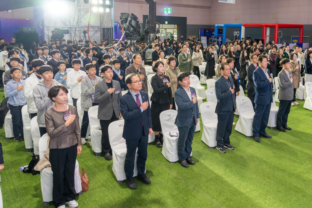 행사에 참여한 강남구의회 의원들

(첫 번째 줄 우측에서 2번째 이호귀 의장,

3번째 복진경 부의장,

4번째 이동호 운영위원장,

5번째 강을석 행정안전위원장,

6번째 이도희 경제도시위원장)