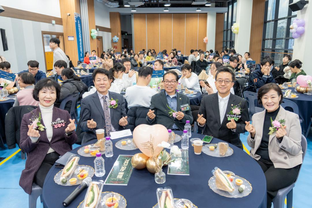 9일 &lsquo;2025년 강남장애인 
가족지원센터 사업보고회&rsquo;에 
참석한 강남구의회 의원들
(좌측에서 2번째 이호귀 의장, 
3번째 복진경 부의장)
