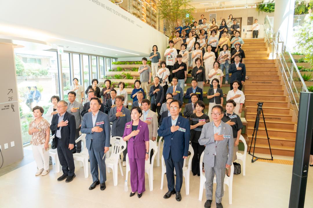 행사에 참석한 강남구의회 의원들(첫 번째 줄 우측에서 1번째 복진경 부의장, 두 번째 줄 우측에서 4번째 이동호 운영위원장, 3번째 강을석 행정안전위원장, 2번째 이도희 경제도시위원장, 1번째 김현정 복지문화위원장)