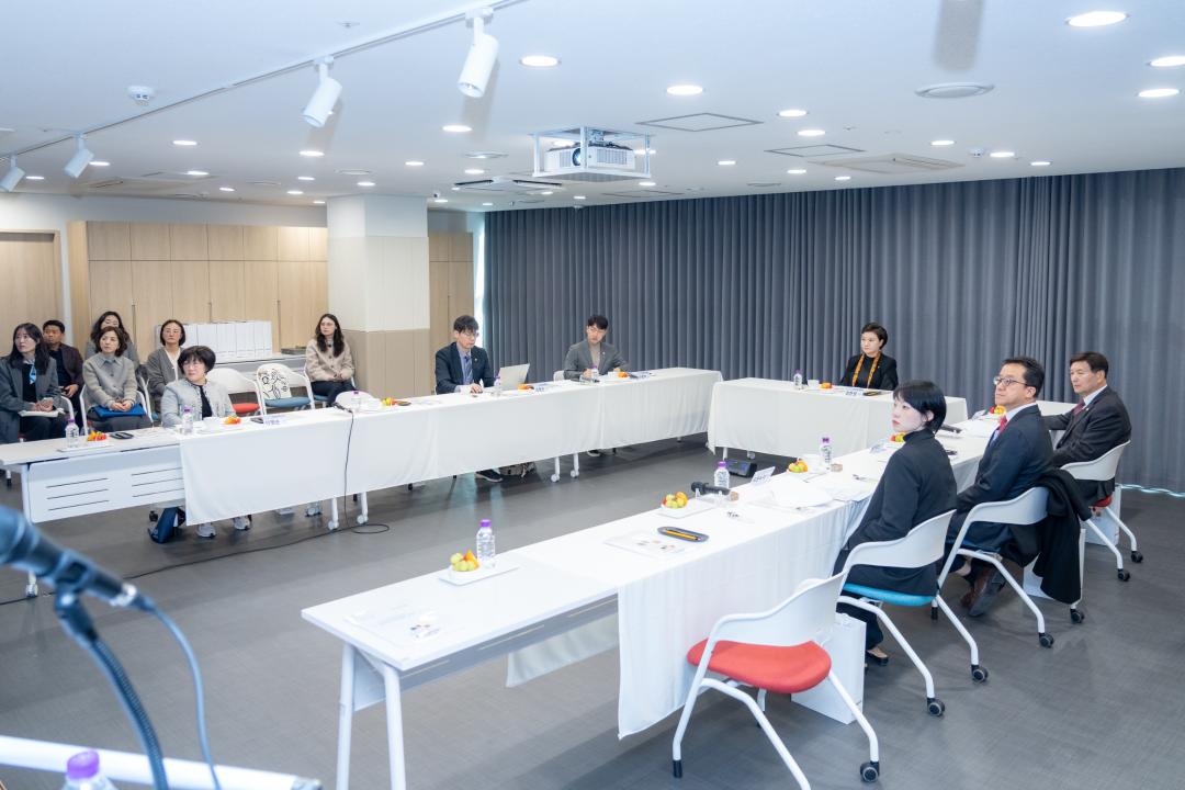 강남어린이회관에서 단체사진을 촬영중인 
복지문화위원회 위원들