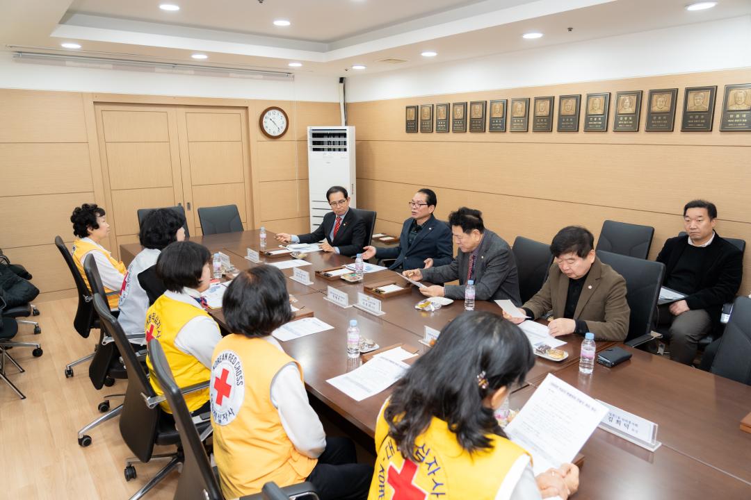  강남구의회 의원들과 대한적십자사 강남지사 관계자들이 이야기를 나누고 있다. 
(오른쪽 위에서 3번째 이호귀 의장, 2번째 복진경 부의장, 4번째 이동호 운영위원장, 1번째 강을석 행정안전위원장)