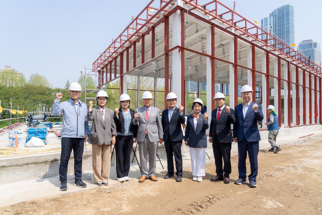 행정안전위원회 단체사진 (우측에서 4번째 강을석 행정안전위원장, 좌측에서 2번째 김진경 부위원장)