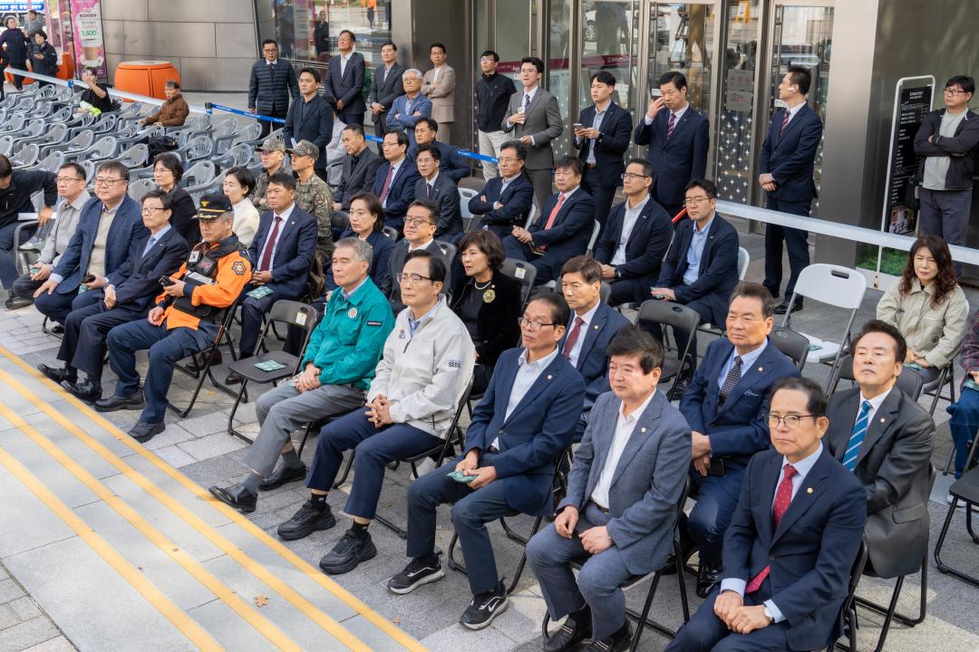 20일 열린 ‘2025년 재난대응 안전한국훈련’에 참여한 강남구의회 의원들

(첫 번째 줄 우측에서 3번째 복진경 부의장,

2번째 이동호 운영위원장, 1번째 강을석 행정안전위원장)