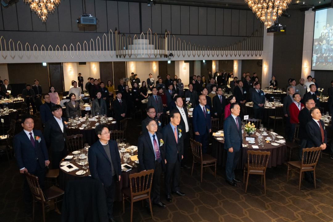 4일 &lsquo;강남구상공회 2026년 신년인사회&rsquo;에 참석한 강남구의회 의원들
(첫 번째 줄 우측 테이블 왼쪽 이호귀 의장,
두 번째 줄 가운데 테이블 시계방향으로 4번째 복진경 부의장, 6번째 강을석 행정안전위원장)
