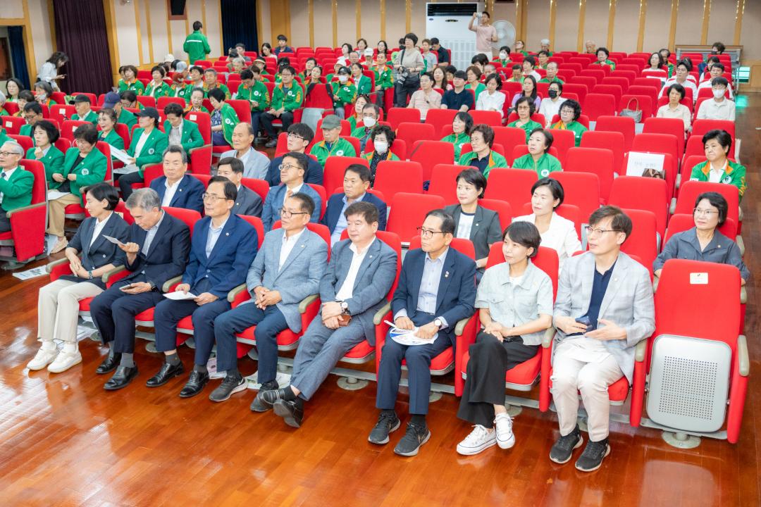단체사진행사에 참석한 강남구의회 의원들 (첫 번째 줄 좌측에서 4번째 복진경 부의장, 5번째 이동호 운영위원장, 우측에서 3번째 강을석 행정안전위원장, 2번째 이도희 경제도시위원장 )