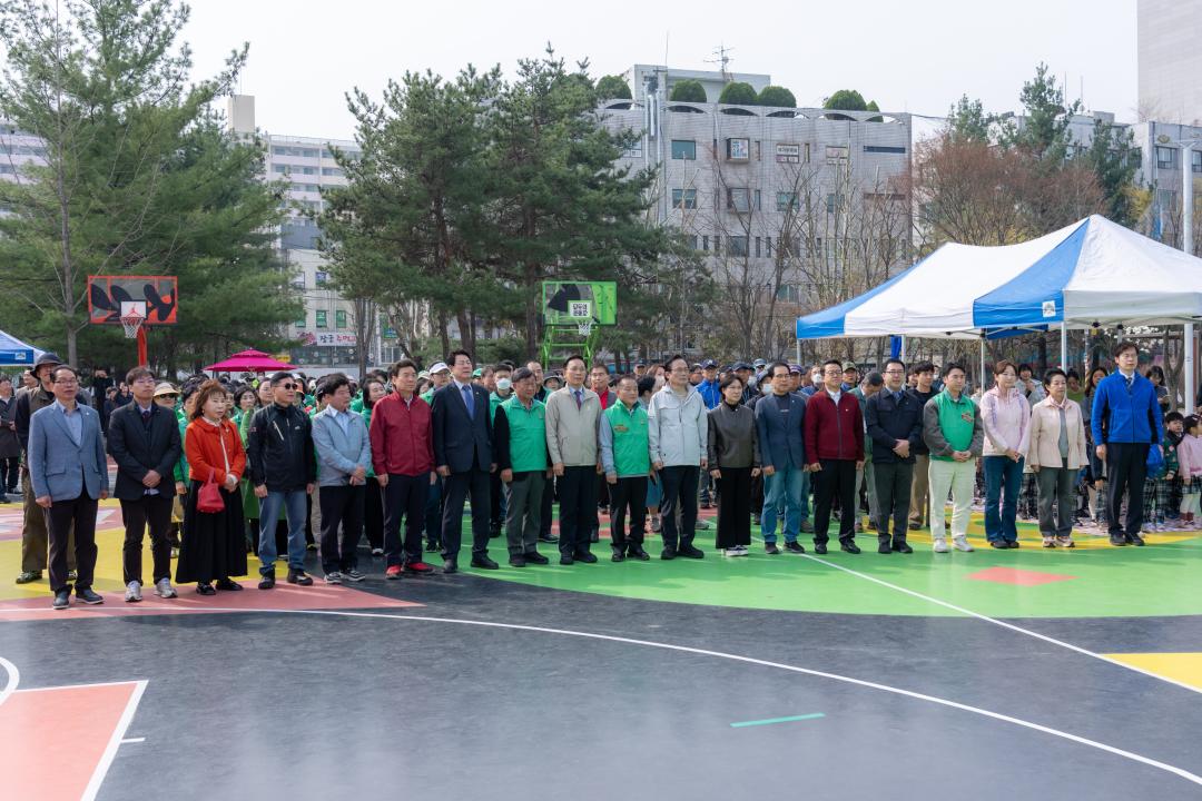 &lsquo;구민참여 정원숲 조성 행사&rsquo; 에
 참석한 강남구의회 의원들
(좌측에서 7번째 이호귀 의장,1번째 복진경 부의장, 5번째 이동호 운영위원장
우측에서 7번째 강을석 행정안전위원장)
