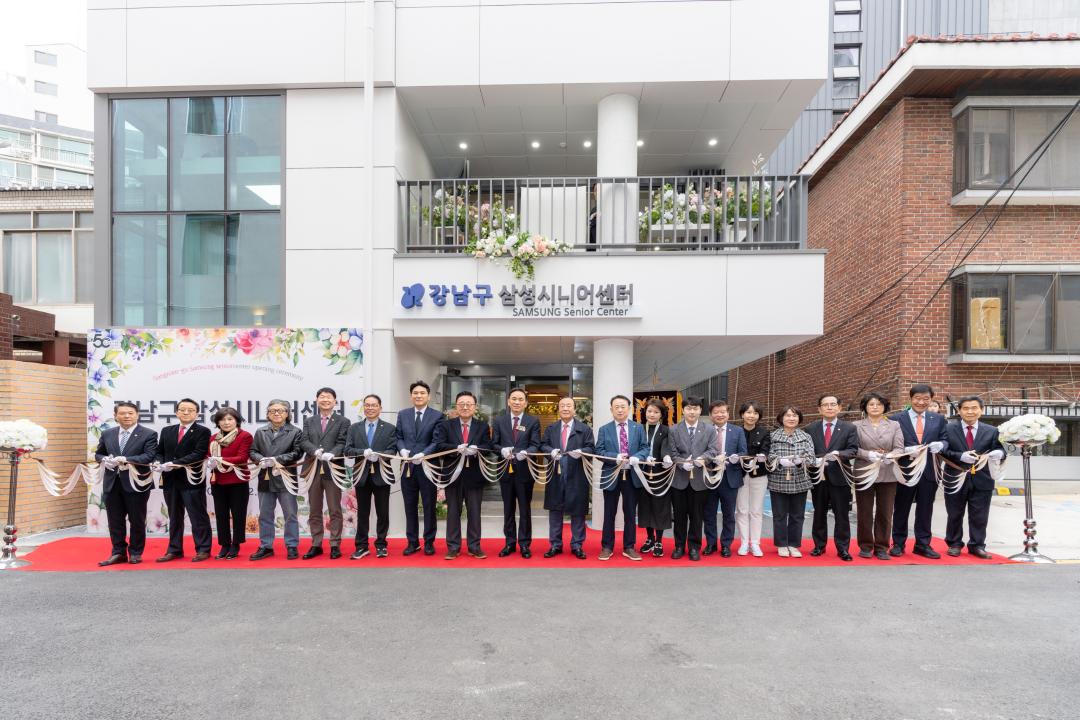 개관식에 참석한 강남구의회 의원들 (좌측에서 6번째 복진경 부의장, 우측에서 7번째 이동호 운영위원장, 4번째 강을석 행정안전위원장, 6번째 이도희 경제도시위원장, 9번째 김현정 복지문화위원장)